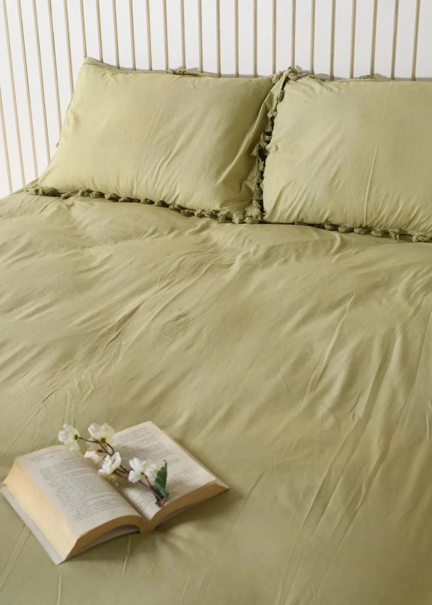 Lime Linen Bedsheet with Pillow Covers Secondary image